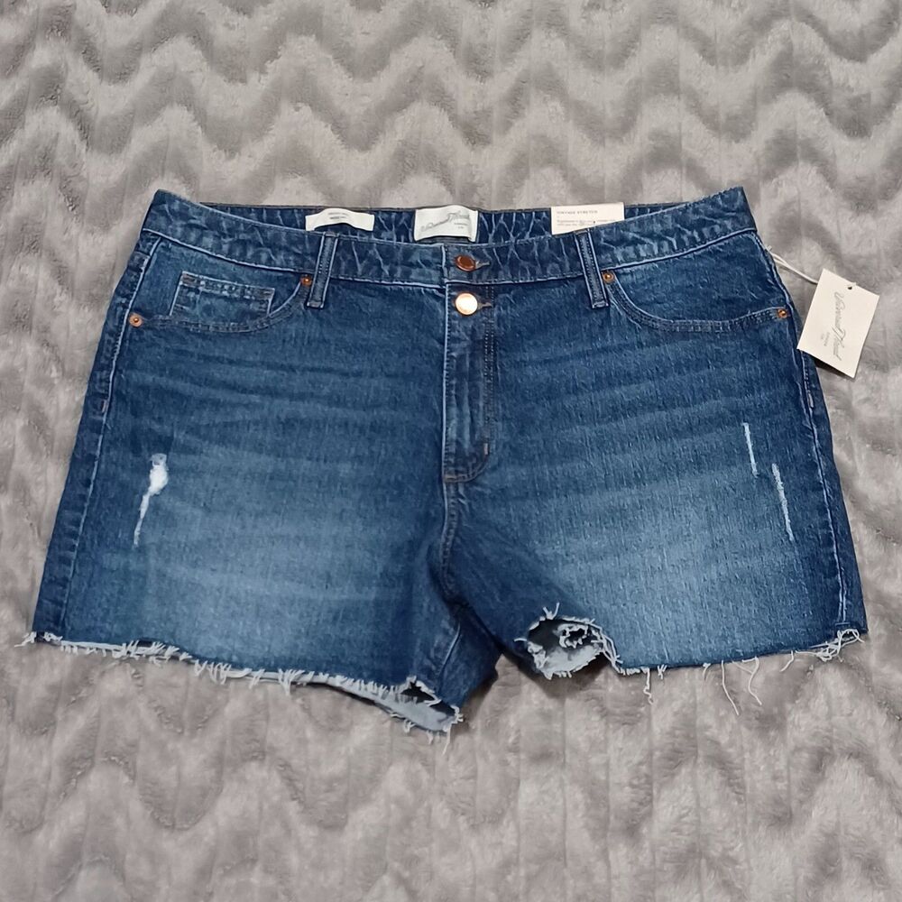 Universal Thread Womens Size 16/33 Blue Distressed Vintage Midi Denim Shorts NWT